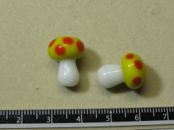 陶器ビーズ　きのこ　約17×13mm　黄色