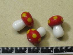 陶器ビーズ　きのこ　約17×13mm　赤色