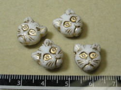 チェコビーズ　ネコ（たて穴）　１３ミリ　チョークホワイト