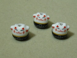 陶器ビーズ　ネコ　約14ｍｍ×13ｍｍ　黒