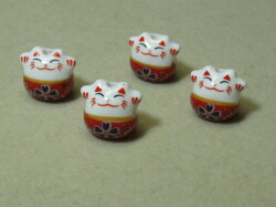 陶器ビーズ　ネコ　約14ｍｍ×13ｍｍ　赤