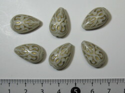 アクリル・プラスチックビーズ　ドロップ型　18×11㎜　白地に金模様