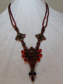 シャムカラービーズとシズクのネックレスＡ