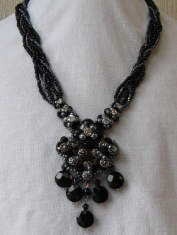 ジェットカラーのＶネックレスＡ