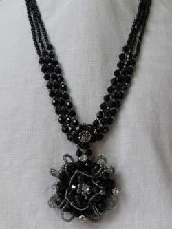 ヘマタイトカラーのフラワーネックレスＡ