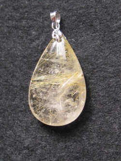 ペンダントトップ　ドロップ型　３１×１９ミリ　ルチルクォーツ