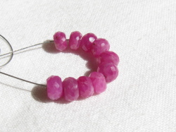 天然石　2.5~3×4~5ミリ　ロンデルカット　宝石質ルビー　ＡＡＡ