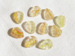 チェコビーズ　リーフ（正面穴）　１０×８ミリ　マーマレード