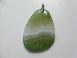 ペンダントトップ　ナゲット型　５６×４２ミリ　メノウ　ライトグリーン