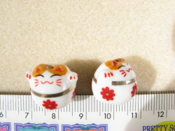 陶器ビーズ　招きネコ　約18ｍｍ×15ｍｍ　両手招き