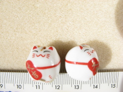 陶器ビーズ　白ネコ　約16ｍｍ×16ｍｍ　大吉