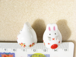 陶器ビーズ　白うさぎ　約17ｍｍ×20ｍｍ　赤色の小花