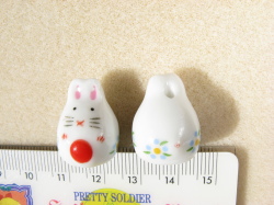 陶器ビーズ　白うさぎ　約17ｍｍ×20ｍｍ　青色の小花