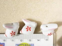陶器ビーズ　白うさぎ　約17ｍｍ×16ｍｍ　横向きウサギ