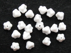 チェコビーズ　ベルフラワー　６×４ミリ　チョークホワイト