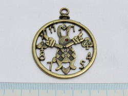 チャーム　アリスのウサギ時計（スワロフスキー入り）　約50×40ミリ　金古美