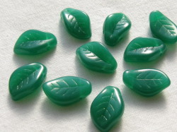 チェコビーズ　ツイストリーフ（横穴）　１４×９ミリ　ミルキーエメラルド