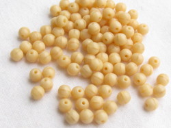 チェコ　プレス　ラウンド　４ミリ　(100ヶ入り)　オペークベージュ