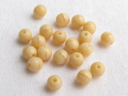 チェコ　プレス　ラウンド　４ミリ　(30ヶ入り)　オペークベージュ