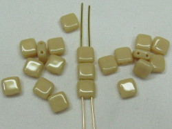 フラットスクエア　２ホール　６ミリ　オペークベージュ