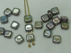 フラットスクエア　２ホール　６ミリ　ラスターオペークグリーン