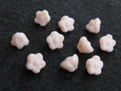 チェコビーズ　フラワー（よこ穴）　７×５ミリ　ピーチミルク