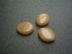 チェコフラットオーバルミルキートパーズ