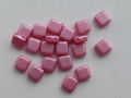 チェコビーズ　フラットスクエア　２ホール　６ミリ　いちごクリーム