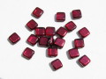チェコビーズ　フラットスクエア　２ホール　６ミリ　ミラークランベリーレッド