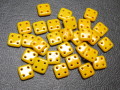 チェコビーズ　フラットスクエア　４ホール　６ミリ　オペークサンフラワー