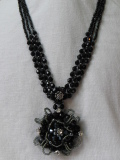 ヘマタイトカラーのフラワーネックレスＡ
