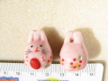陶器ビーズ　ピンクうさぎ　約18ｍｍ×22ｍｍ　赤色の小花