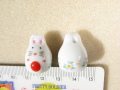陶器ビーズ　白うさぎ　約17ｍｍ×20ｍｍ　青色の小花