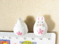 陶器ビーズ　白うさぎ　約17ｍｍ×20ｍｍ　ピンクの花