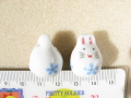 陶器ビーズ　白うさぎ　約17ｍｍ×20ｍｍ　青色の花