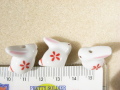 陶器ビーズ　白うさぎ　約17ｍｍ×16ｍｍ　横向きウサギ