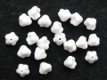 チェコビーズ　ベルフラワー　６×４ミリ　チョークホワイト