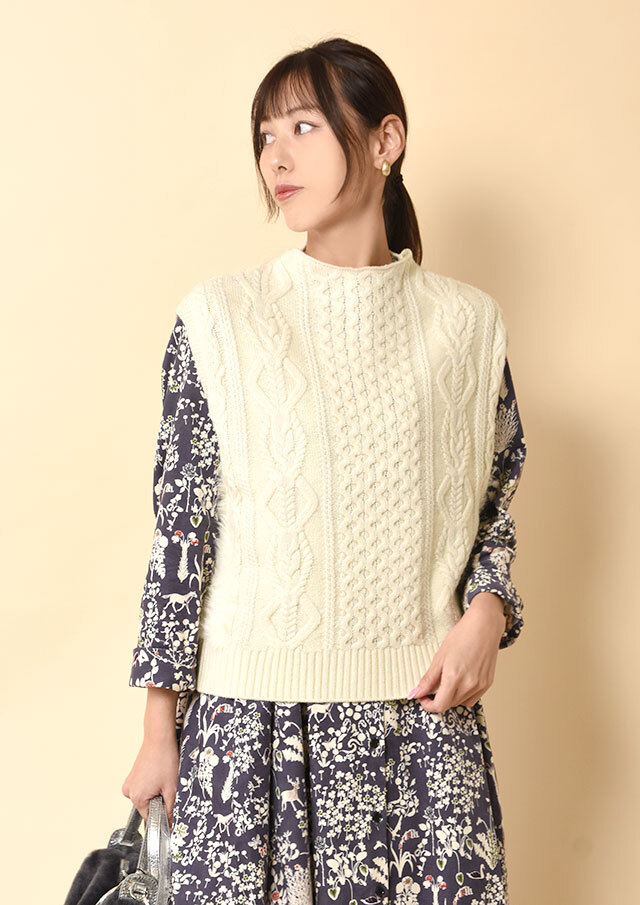 ◆ケーブル編み×フェザーヤーンボトルネックベスト【H743854】【26】