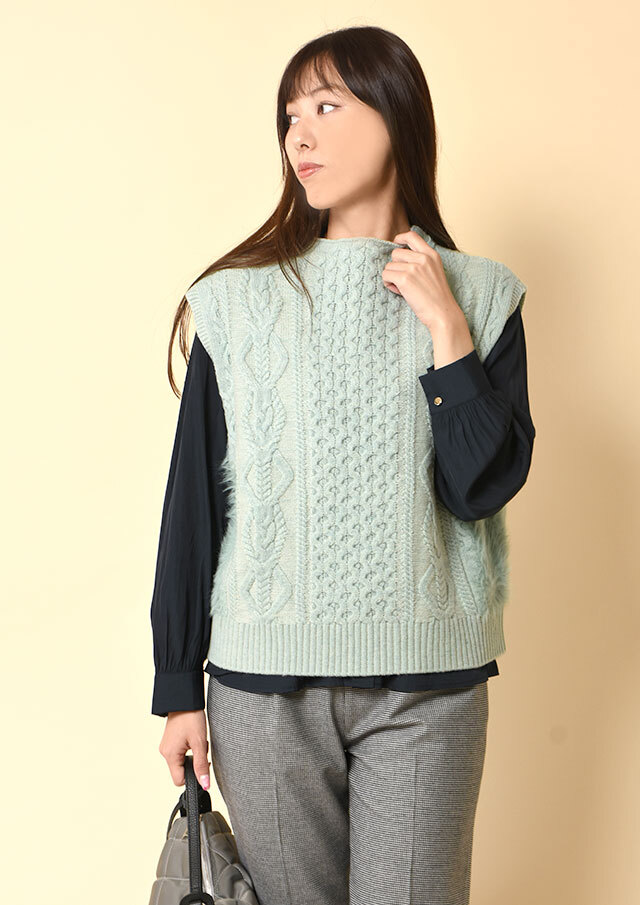 ケーブル編み×フェザーヤーンボトルネックベスト