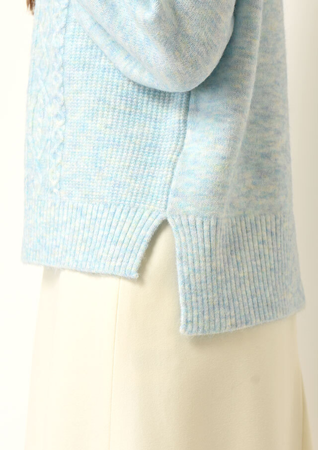 ケーブル編みモックネックプルオーバーニット