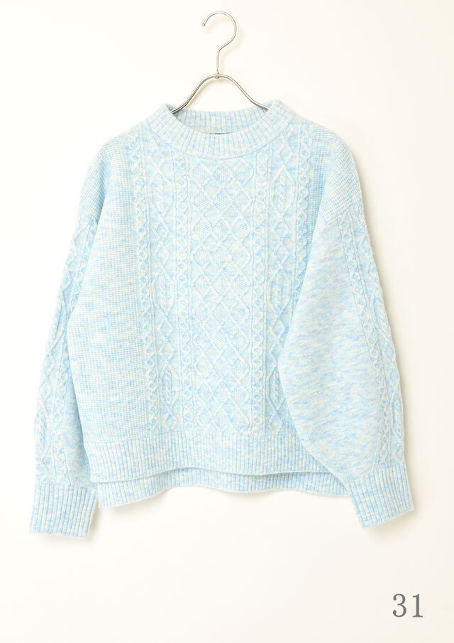 ケーブル編みモックネックプルオーバーニット