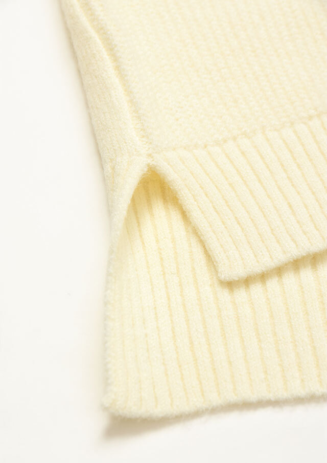 ケーブル編みモックネックプルオーバーニット