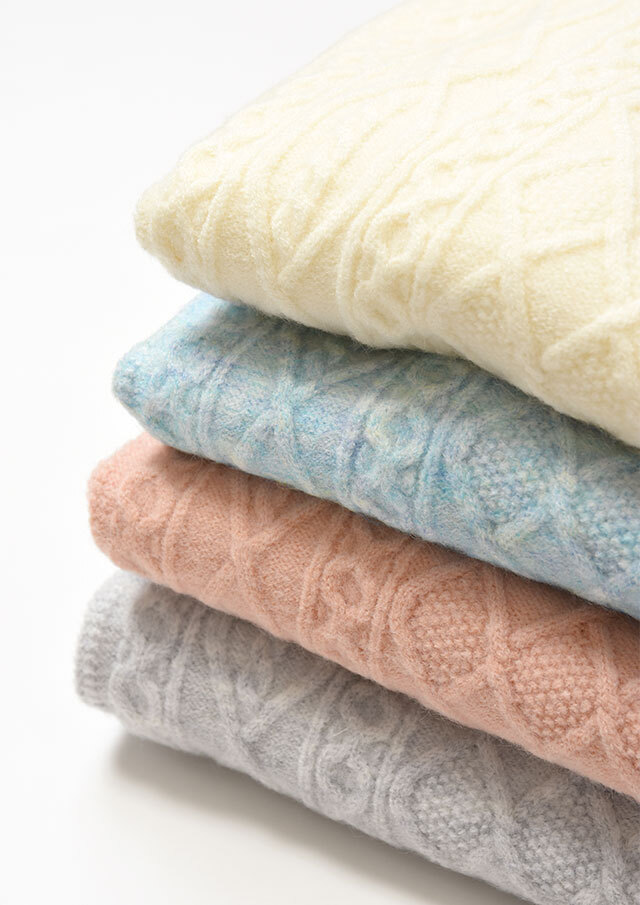 ケーブル編みモックネックプルオーバーニット