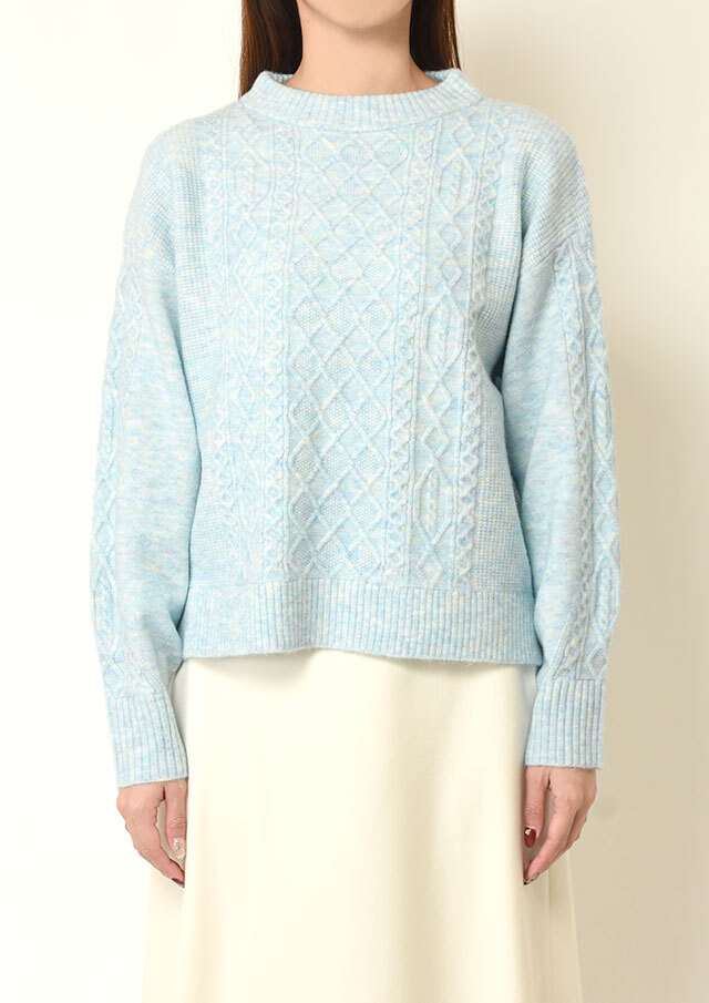 ケーブル編みモックネックプルオーバーニット