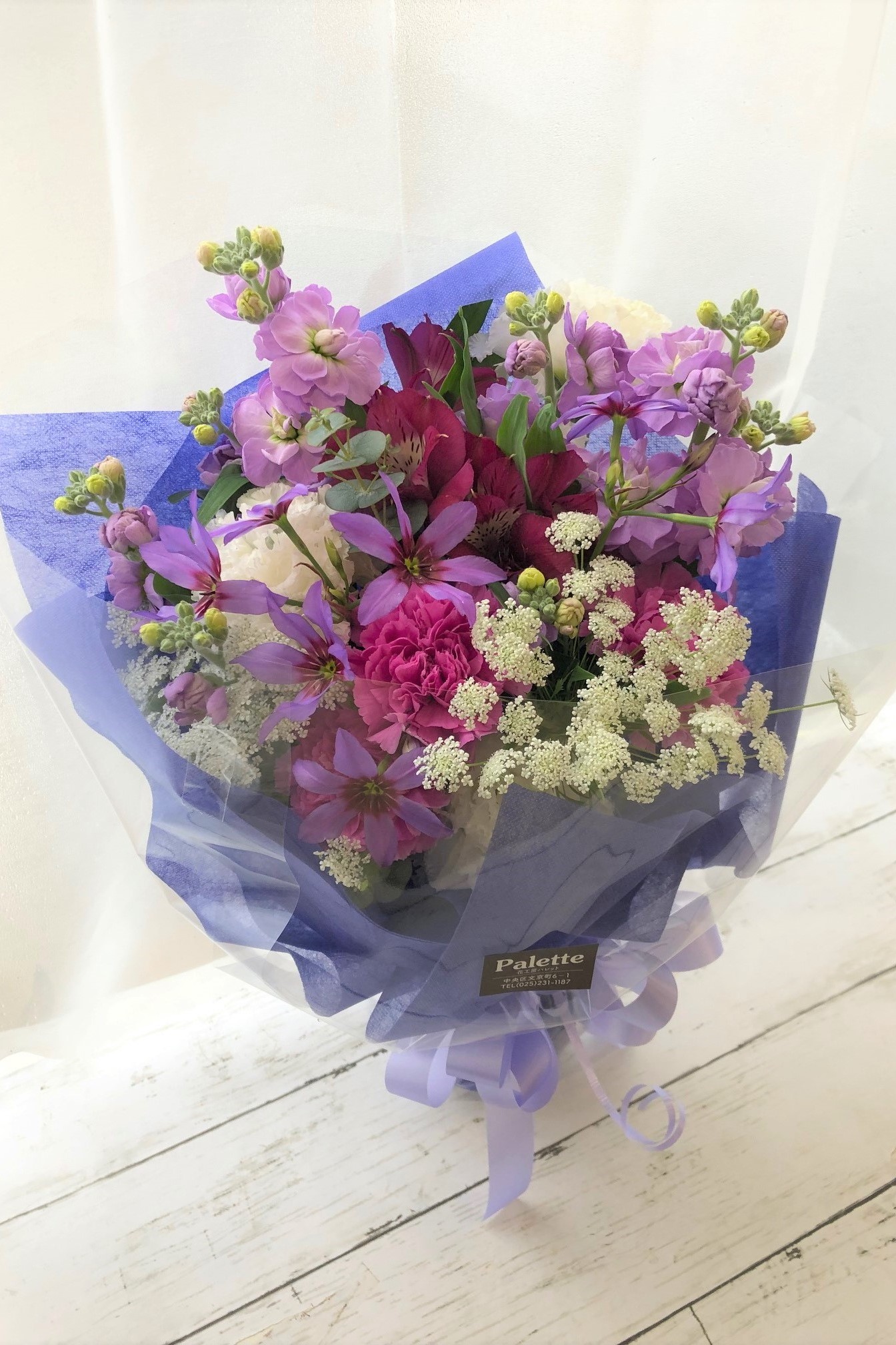 ブルーでラッピングする花束