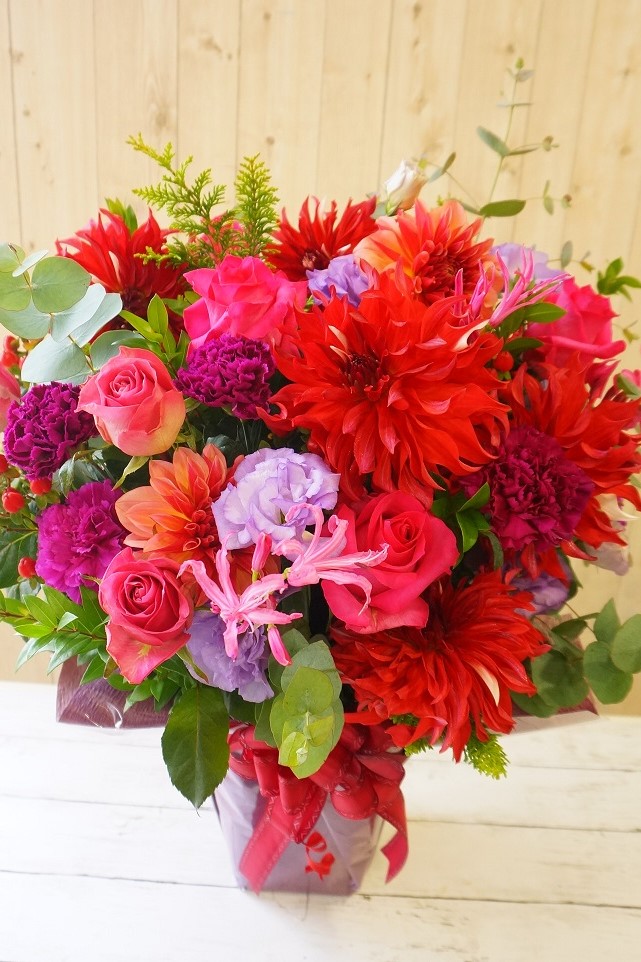 ダリアが入ったゴージャスアレンジメント