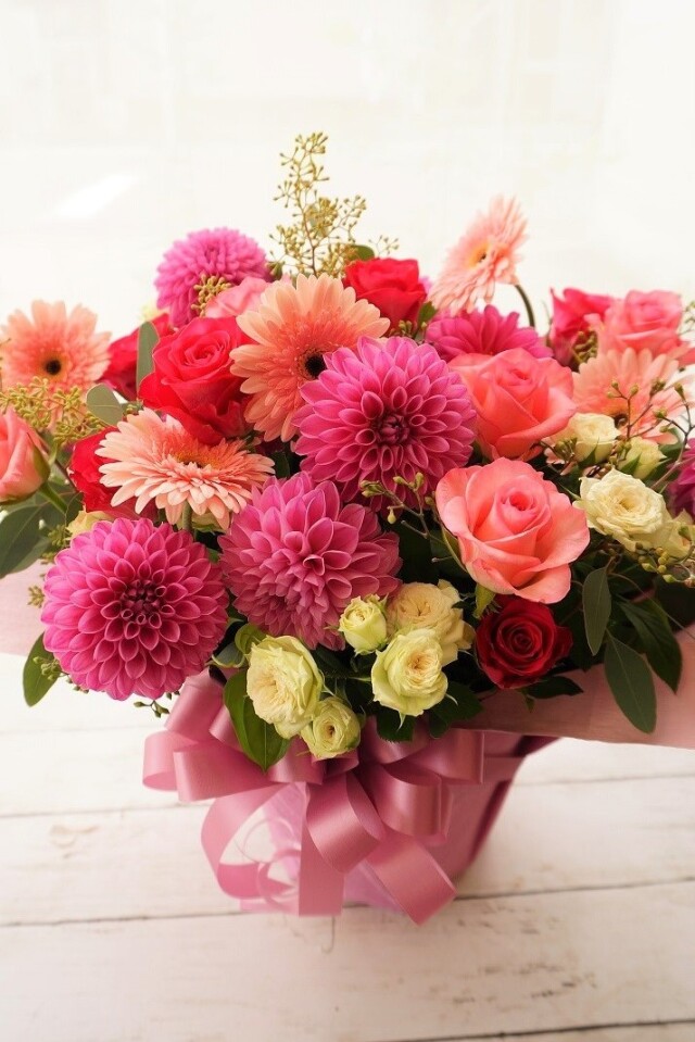 ピンク系ダリアの可愛らしいアレンジメント