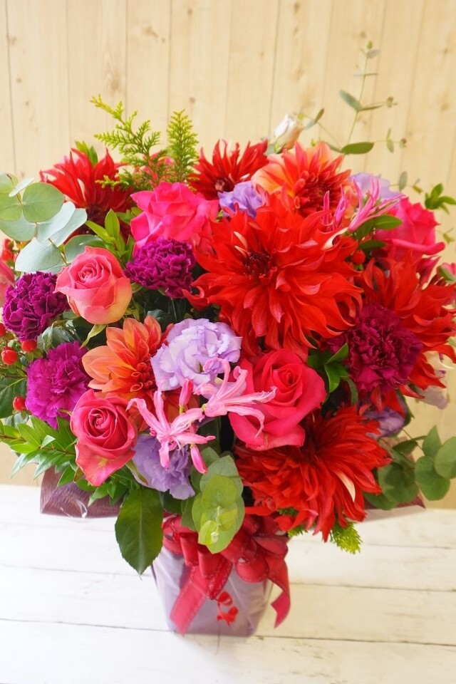 ダリアが入ったゴージャスアレンジメント