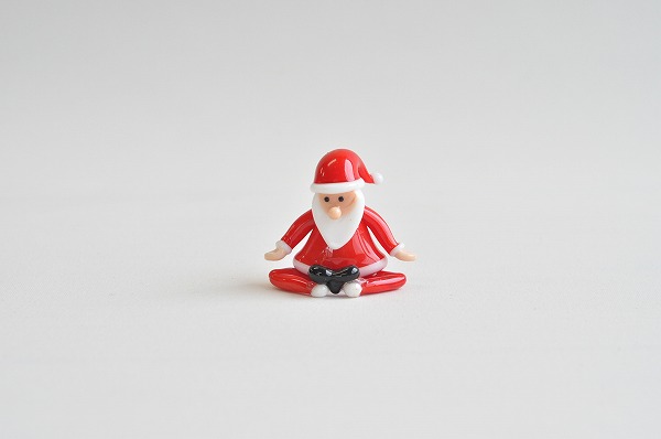 クリスマスインテリア　カーサボニータ　アートオブグラス社　ヨガサンタ