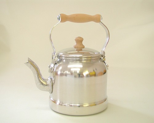 ままごと・調理器具　ケーファー社(Gluckskafer) 　木の取手・ケトル